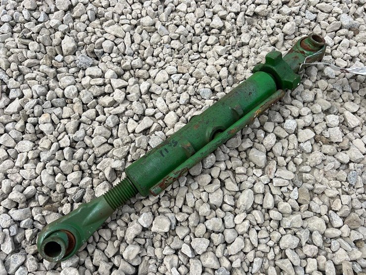 john-deere-320-image-1