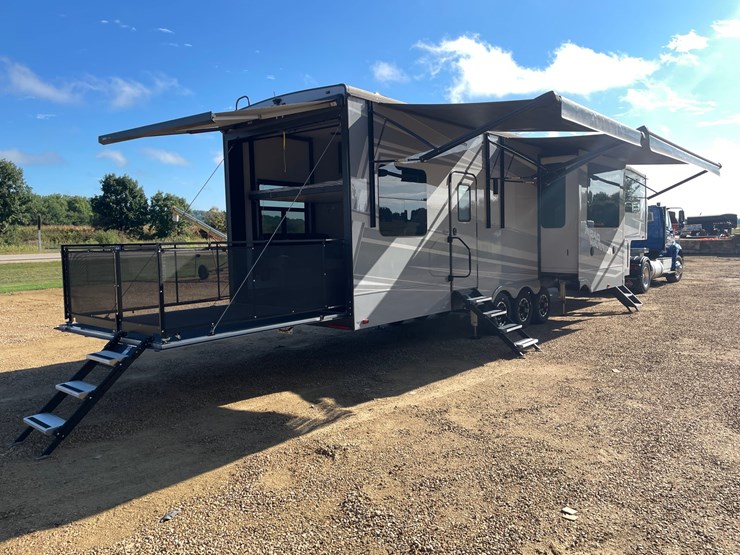 #100-•-2022-heartland-391-road-warrior-toy-hauler-camper-(has-wi-title)-image-102