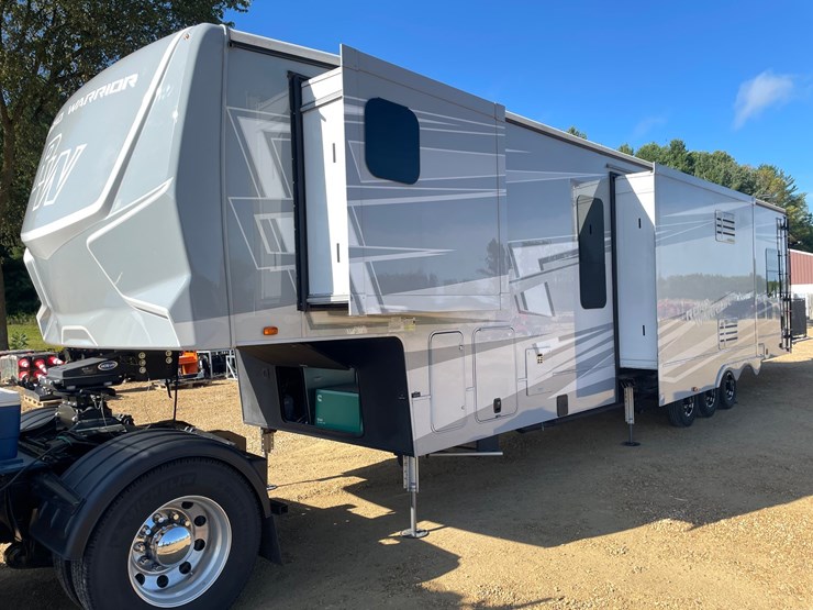 #100-•-2022-heartland-391-road-warrior-toy-hauler-camper-(has-wi-title)-image-106
