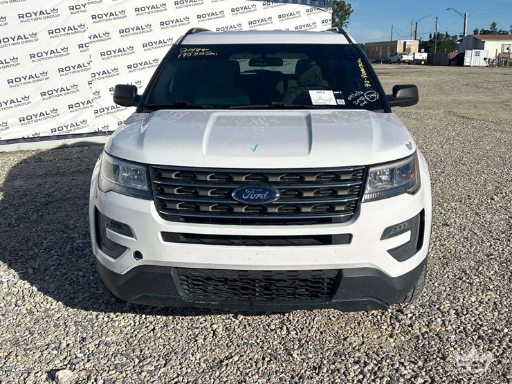 2016-ford-explorer-image-25