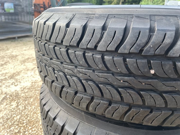 #3851-•-set-of-acura-mdx-rims-and-tires-image-9