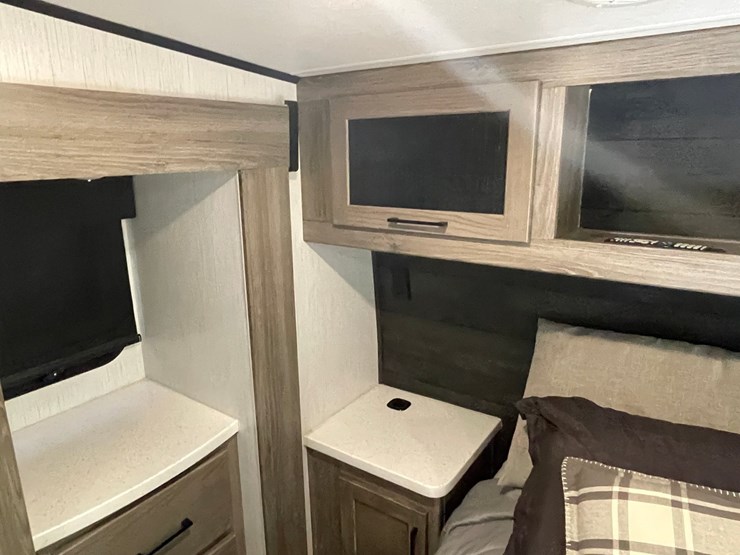 #100-•-2022-heartland-391-road-warrior-toy-hauler-camper-(has-wi-title)-image-175