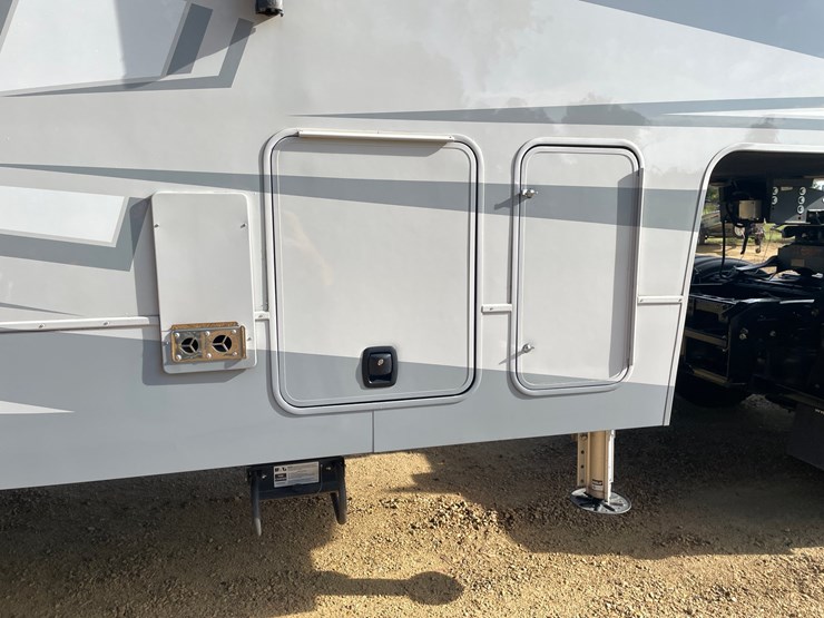 #100-•-2022-heartland-391-road-warrior-toy-hauler-camper-(has-wi-title)-image-29