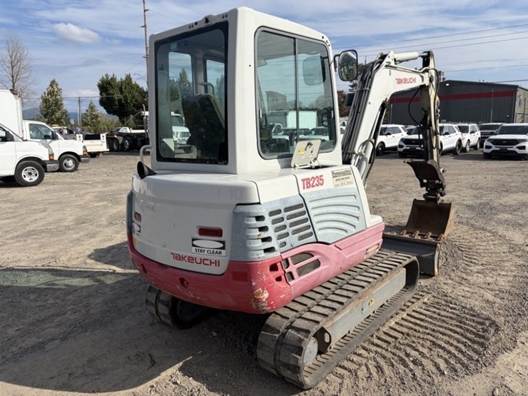 2014-takeuchi-tb235-image-4