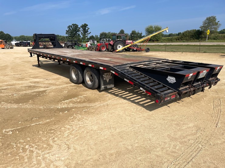 #110-•-2015-32'-pj-goosneck-trailer-(has-wi-title)-image-6