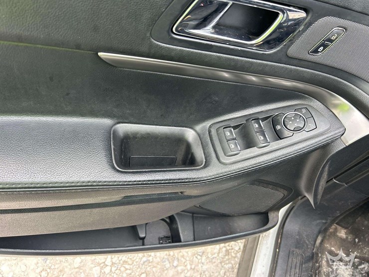 2016-ford-explorer-image-10