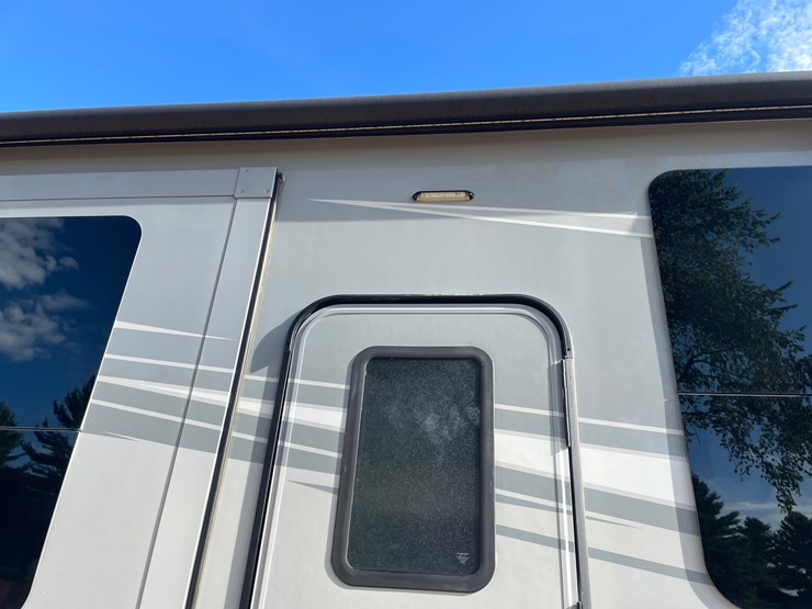 #100-•-2022-heartland-391-road-warrior-toy-hauler-camper-(has-wi-title)-image-30