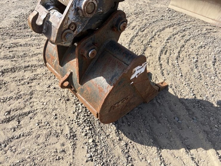 2014-takeuchi-tb235-image-10