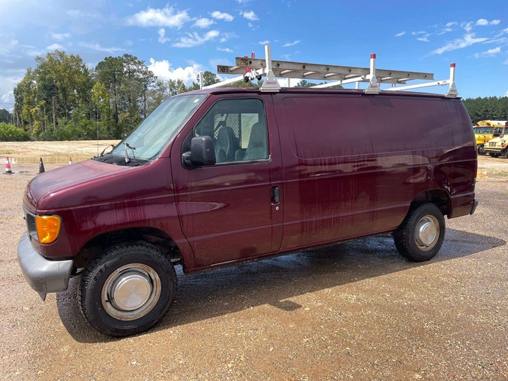 2005-ford-cargo-image-1