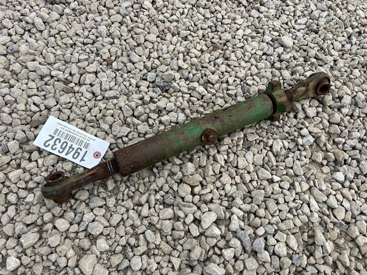 john-deere-320-image-2