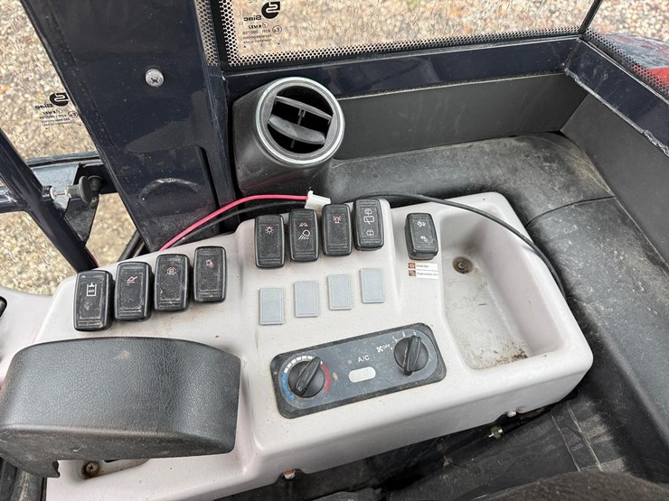 2023-kubota-r540-image-24