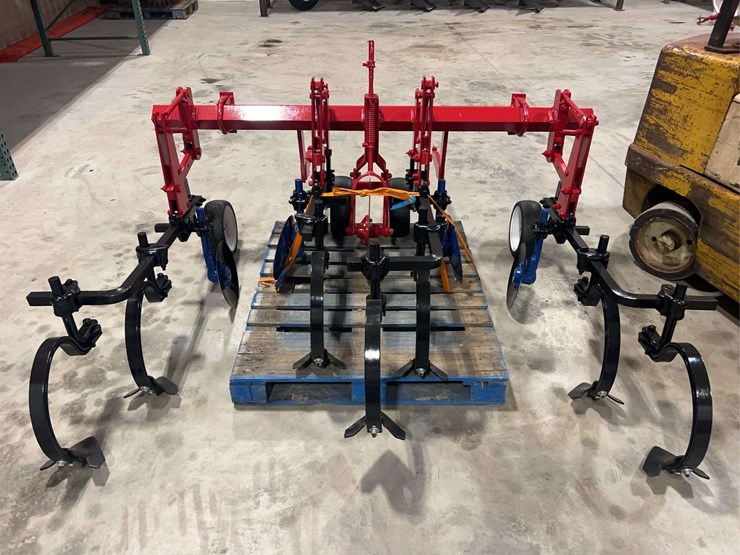 international-harvester-two-row-fast-hitch-hiller-cultivator-image-2