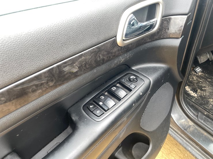 2011-jeep-grand-cherokee-laredo-image-38