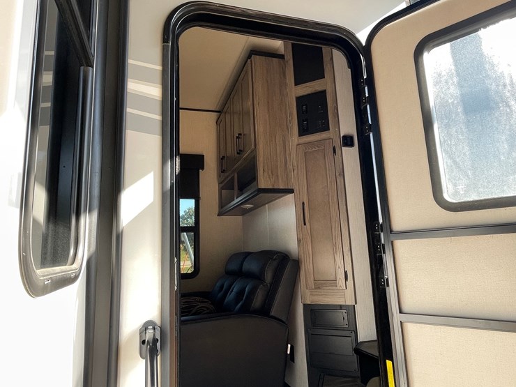 #100-•-2022-heartland-391-road-warrior-toy-hauler-camper-(has-wi-title)-image-116