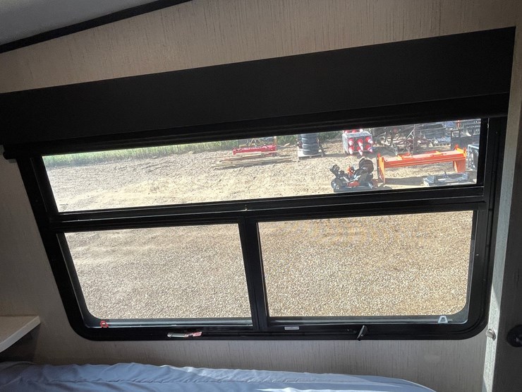 #100-•-2022-heartland-391-road-warrior-toy-hauler-camper-(has-wi-title)-image-172