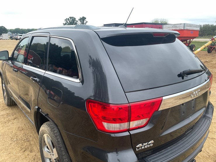 2011-jeep-grand-cherokee-laredo-image-27