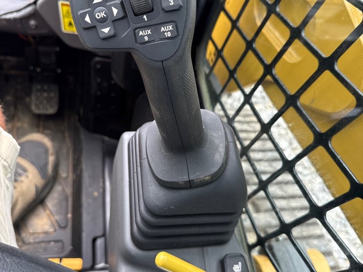 2024-caterpillar-255-image-14