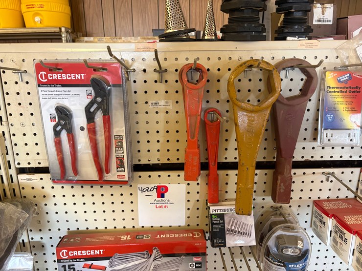 hardware-contents-of-store-shelf-section-image-4