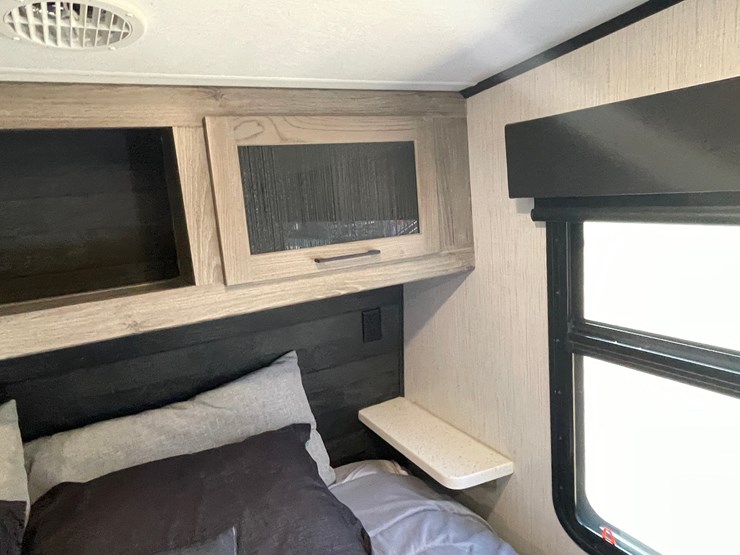 #100-•-2022-heartland-391-road-warrior-toy-hauler-camper-(has-wi-title)-image-173