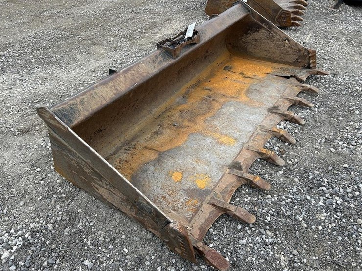 80”-tooth-skid-steer-bucket-image-2