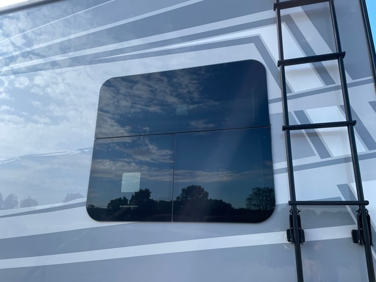 #100-•-2022-heartland-391-road-warrior-toy-hauler-camper-(has-wi-title)-image-47