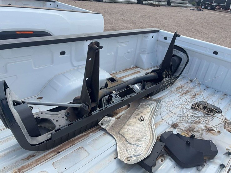 2019-2023-chevy-long-bed-truck-bed-image-11