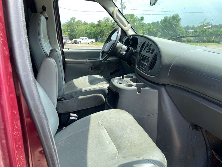 2005-ford-cargo-image-18