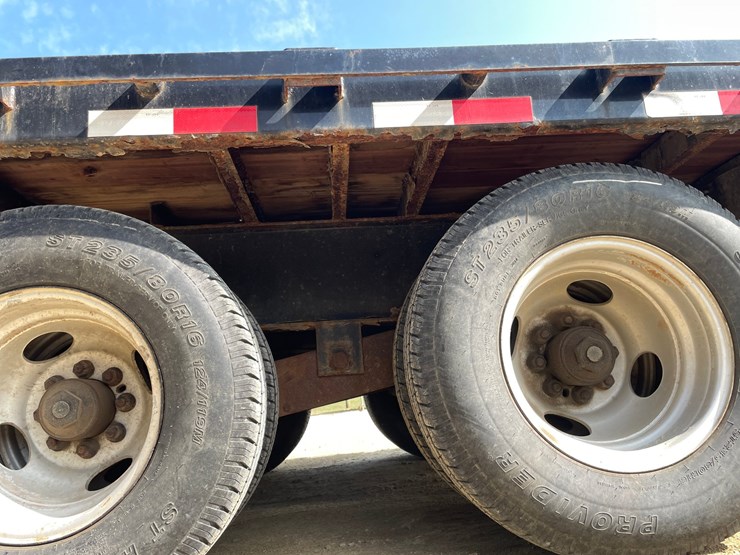 #110-•-2015-32'-pj-goosneck-trailer-(has-wi-title)-image-32