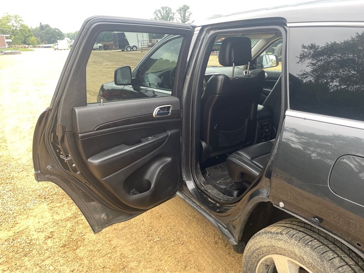 2011-jeep-grand-cherokee-laredo-image-43