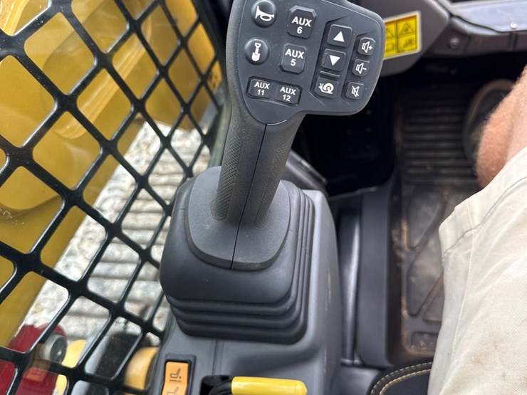 2024-caterpillar-255-image-15