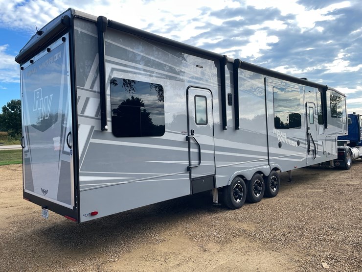 #100-•-2022-heartland-391-road-warrior-toy-hauler-camper-(has-wi-title)-image-3