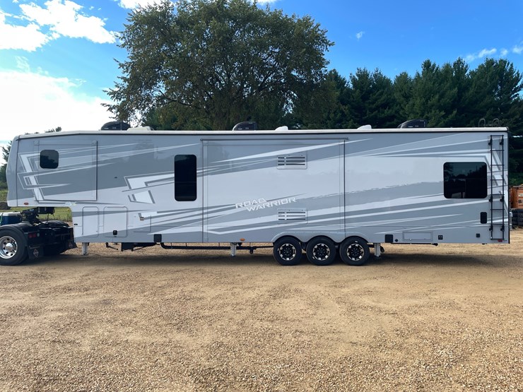 #100-•-2022-heartland-391-road-warrior-toy-hauler-camper-(has-wi-title)-image-6