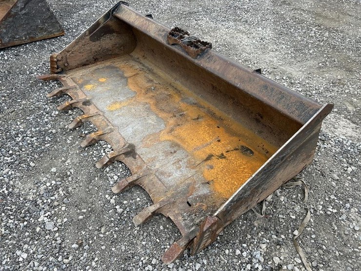 80”-tooth-skid-steer-bucket-image-5