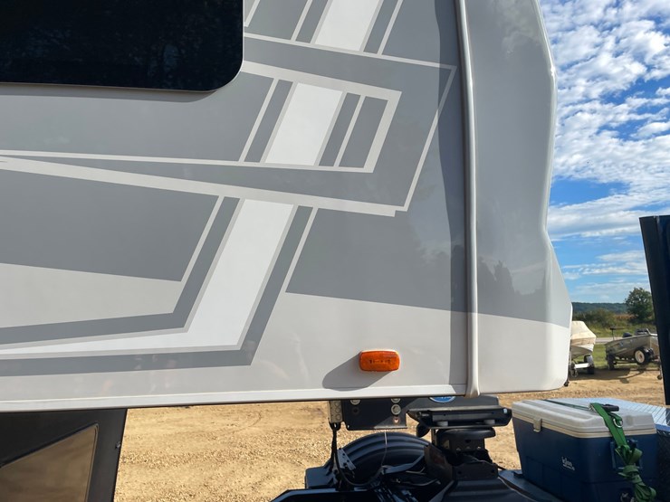 #100-•-2022-heartland-391-road-warrior-toy-hauler-camper-(has-wi-title)-image-25