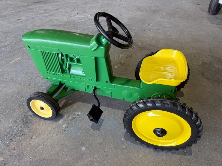 #300-•-1950's-cast-aluminum-john-deere-toy-image-3