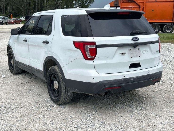 2016-ford-explorer-image-4