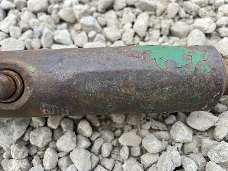 john-deere-320-image-3