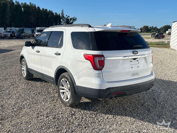 2016-ford-explorer-image-4