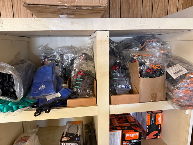 wall-section-(14)-boxes-of-nitrile-gloves,-(200+)-pairs-g-grip-gloves,-blakc-dot-gloves,-flame-resistant,-anit-seize,-&-related-image-3