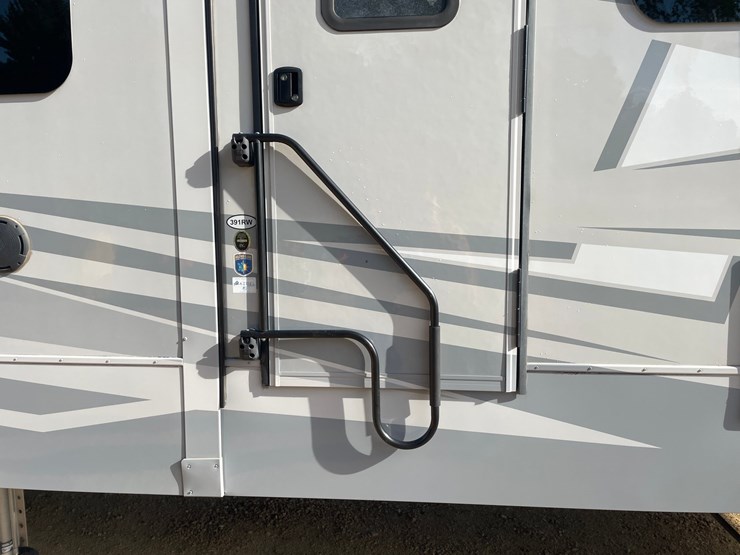 #100-•-2022-heartland-391-road-warrior-toy-hauler-camper-(has-wi-title)-image-31