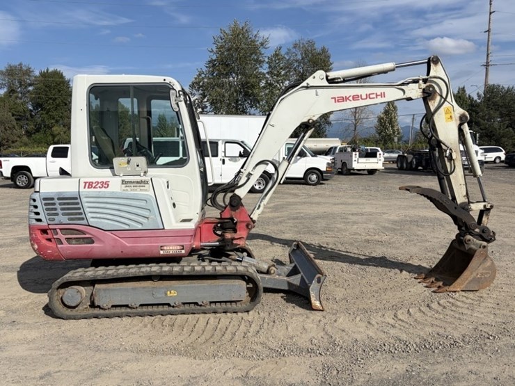 2014-takeuchi-tb235-image-3