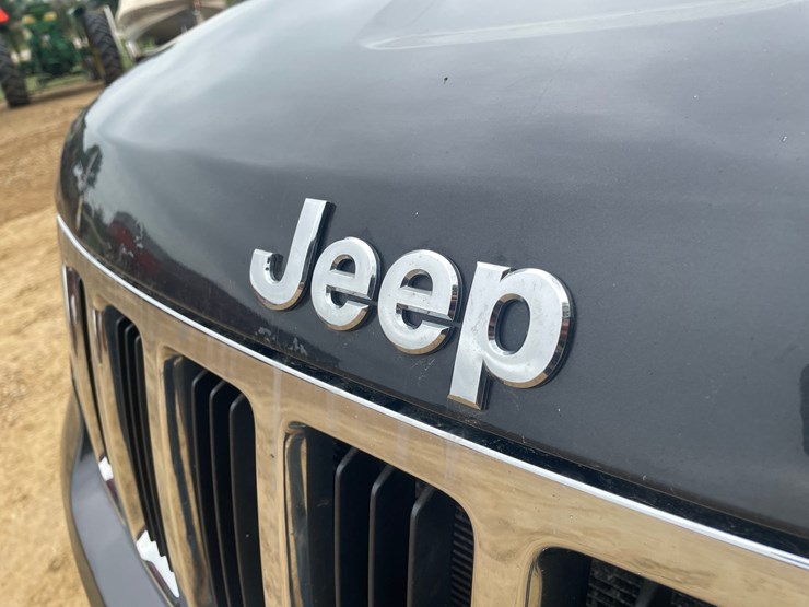 2011-jeep-grand-cherokee-laredo-image-10