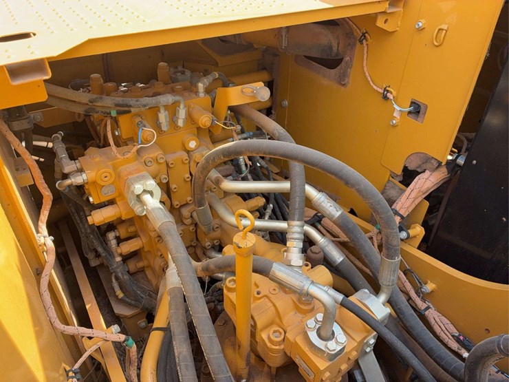 2017-caterpillar-323-image-46