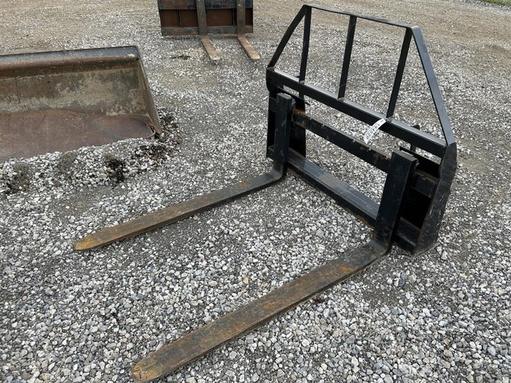 48"-light-duty-skid-steer-pallet-fork-image-2