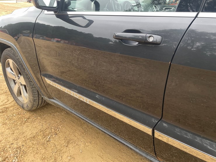 2011-jeep-grand-cherokee-laredo-image-34