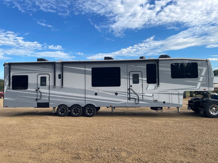 #100-•-2022-heartland-391-road-warrior-toy-hauler-camper-(has-wi-title)-image-2