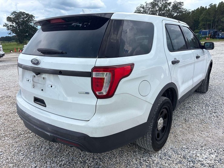 2016-ford-explorer-image-3