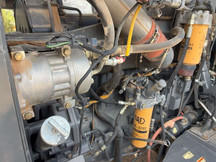 2005-challenger-cat-mt-855-b-belted-tractor-image-29