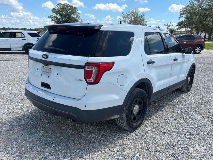 2016-ford-explorer-image-3