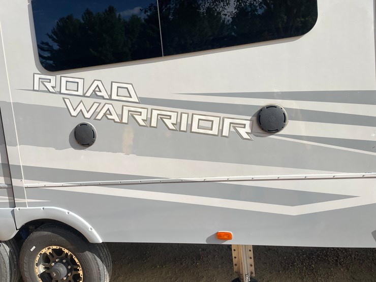 #100-•-2022-heartland-391-road-warrior-toy-hauler-camper-(has-wi-title)-image-33